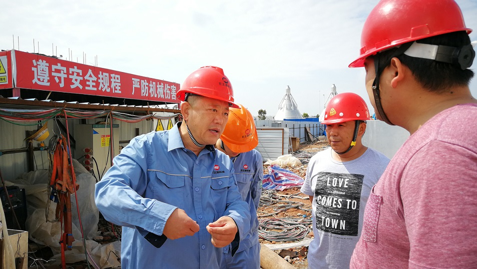2018年5月2日，股份公司副總裁黃鐵民對(duì)科技公司項(xiàng)目現(xiàn)場(chǎng)進(jìn)行安全檢查.jpg